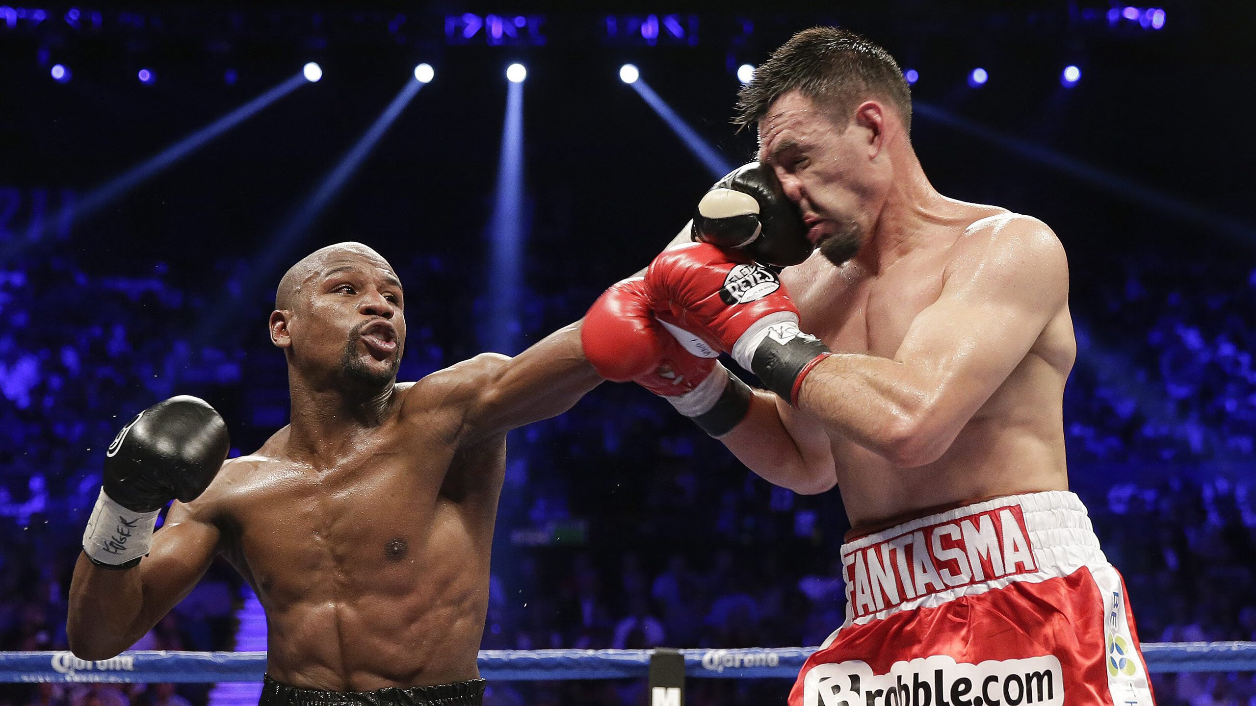 詹姆斯亲自参与战术板设计分析，詹姆斯站上技术台