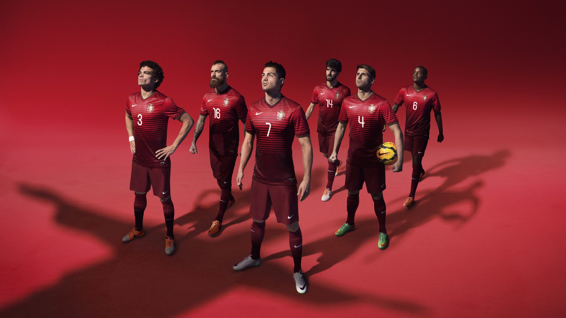 詹姆斯亲自参与战术板设计分析，詹姆斯站上技术台